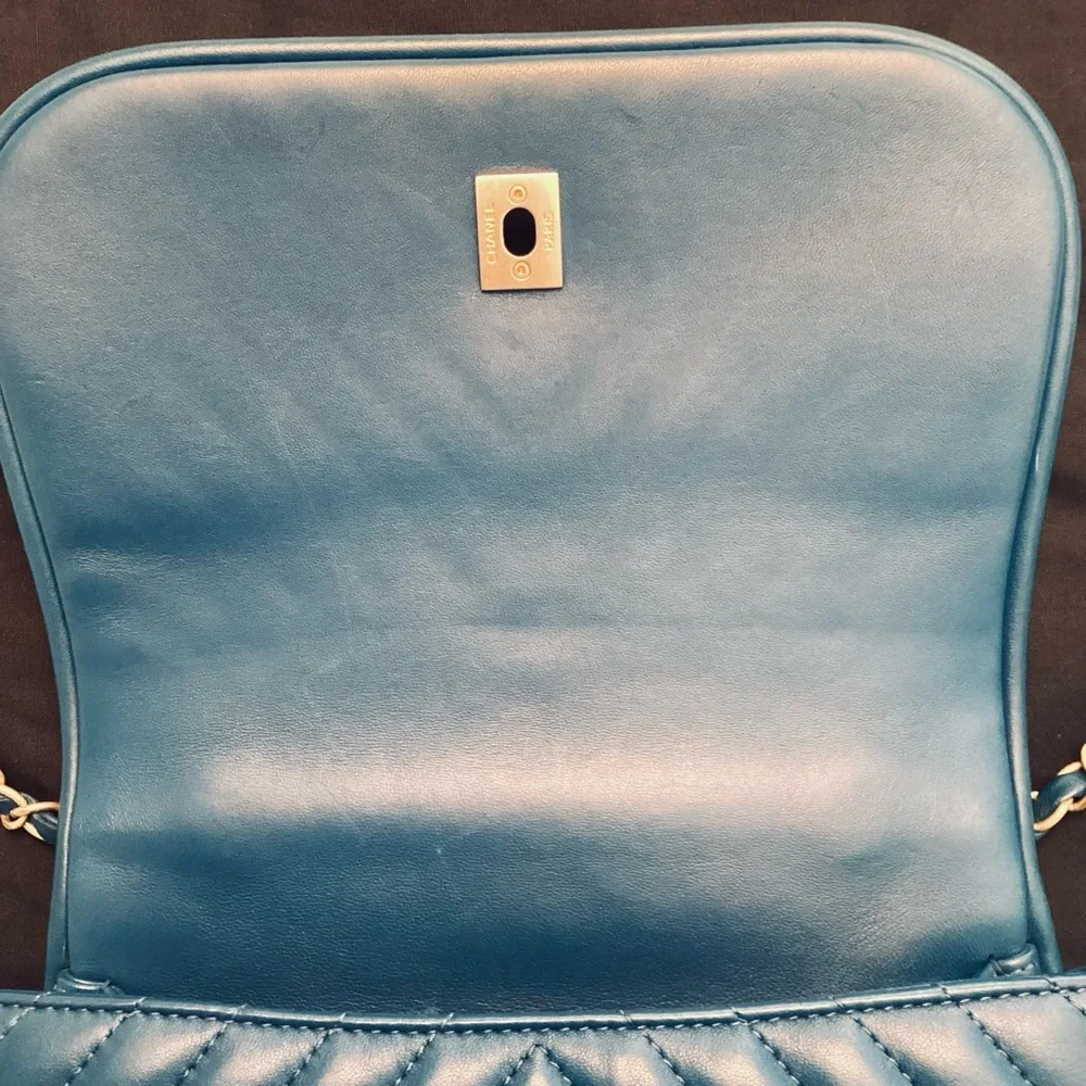 CHANEL quilted rear chevron